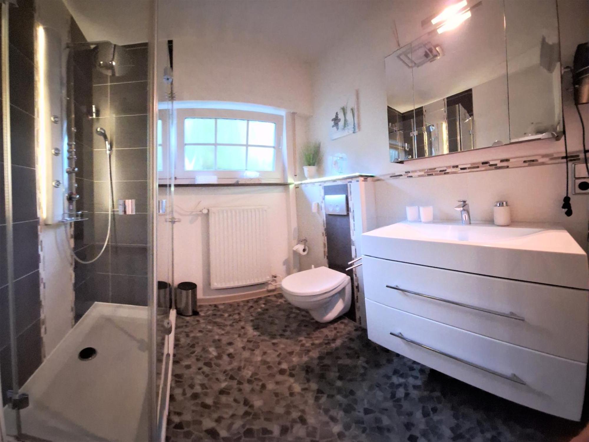 Seeblick-Ferienwohnung Im "Ferienhaus Agger-Blick" Mit Traumhafter Sonnen-Terrasse, Sauna, E-Kamin & Kajak Gummersbach Buitenkant foto